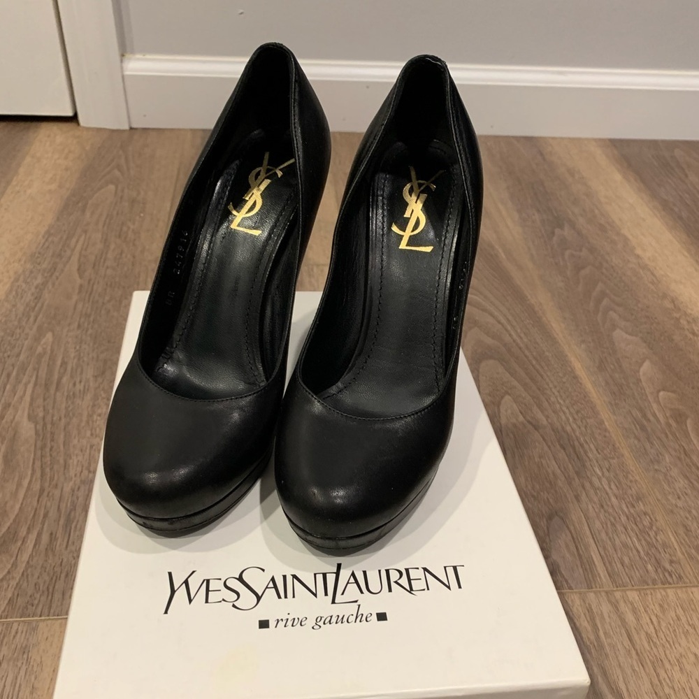 Yves Saint Laurent Tribute Round Toe Pump - Picture 1 of 8